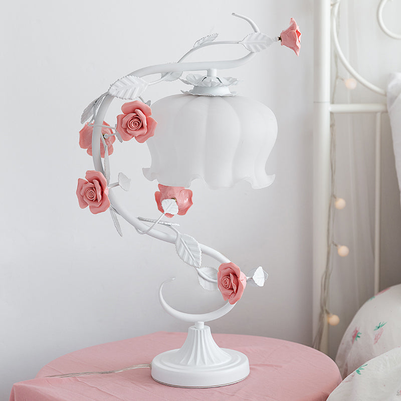 Weiße Tischlampe mit rosa Rosen, Vintage-Stil, Schlafzimmer-Dekoration, romantisches Design.
