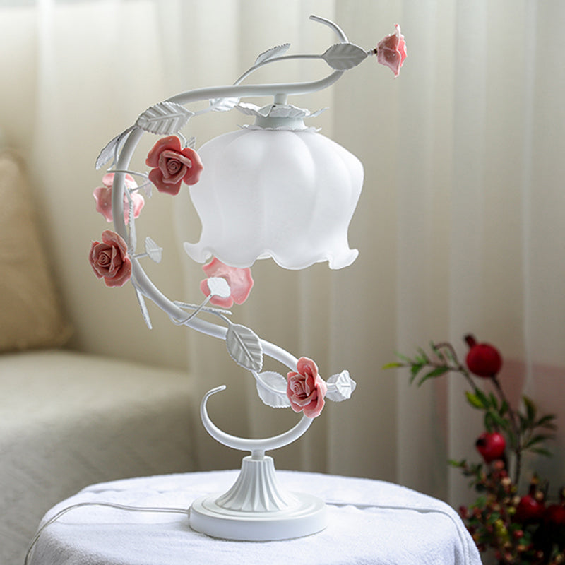 Weiße Tischlampe mit rosa Rosen, Vintage-Stil, dekorative Beleuchtung, Wohnzimmer.