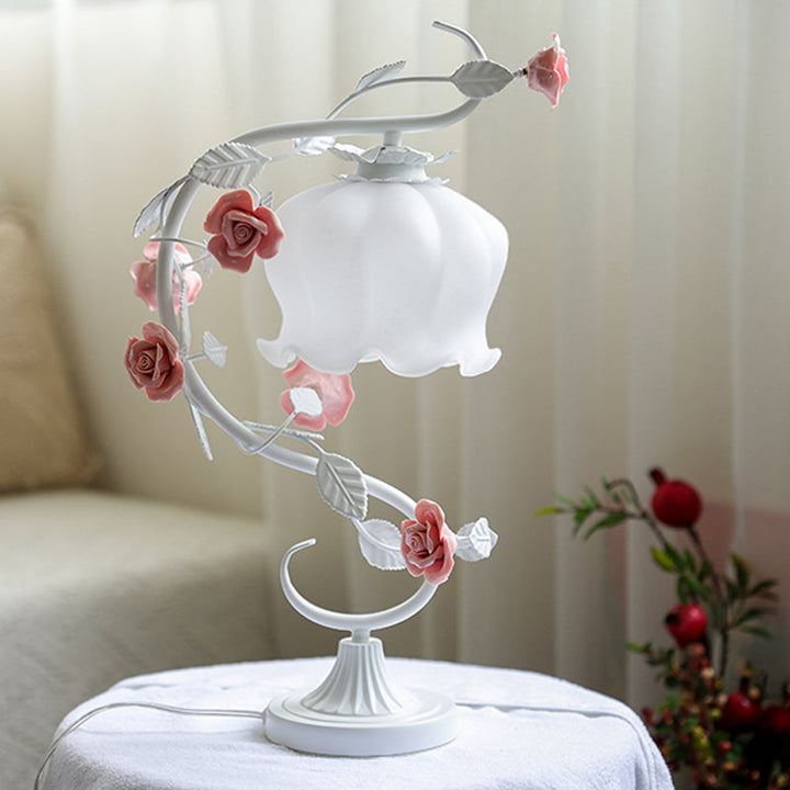 Weiße Tischlampe mit rosa Rosen, Vintage-Stil, dekorative Beleuchtung, Wohnzimmer.