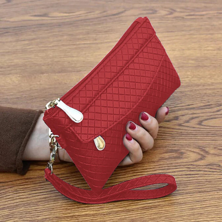 Rote Damenhandtasche aus Leder mit Riemen, geometrisches Muster, elegante Modeaccessoire.
