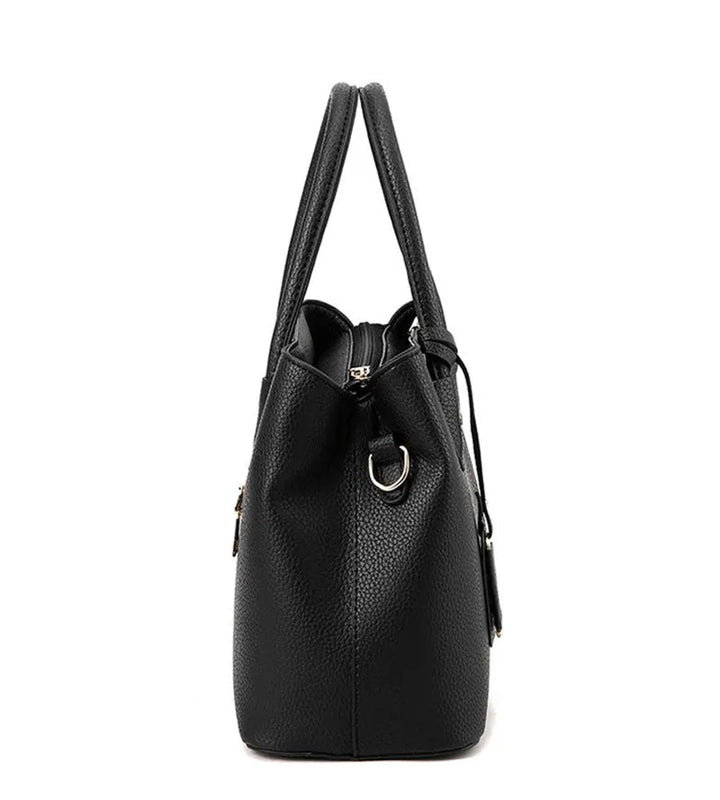 Schwarze Lederhandtasche, seitliche Ansicht, elegante Damenmode, Accessoire, Metallringe.