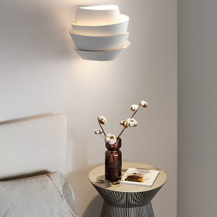 Moderne weiße Wandleuchte im Schlafzimmer, stilvolle Beleuchtung, minimalistisches Design.
