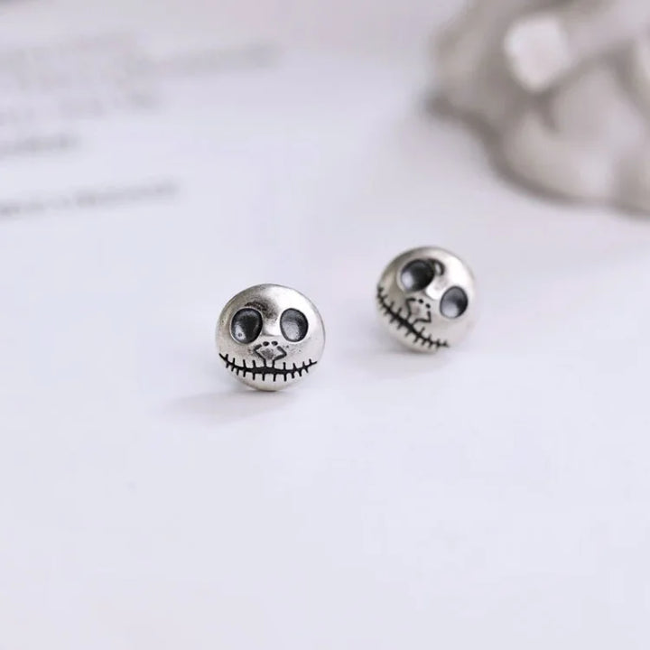 Silberne Totenkopf-Ohrringe, Halloween-Schmuck, gruseliges Accessoire, Geschenkidee.