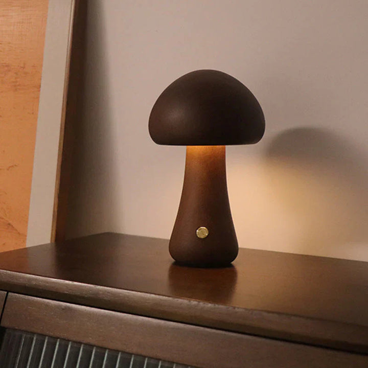 Braune Pilzlampe aus Holz auf Tisch, stimmungsvolle Beleuchtung, modernes Design, Nachttischlampe.