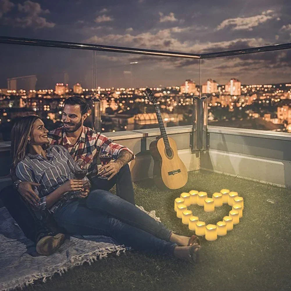 Paar auf Dachterrasse mit LED-Kerzen in Herzform, Gitarre, Nachtansicht, romantische Stimmung.