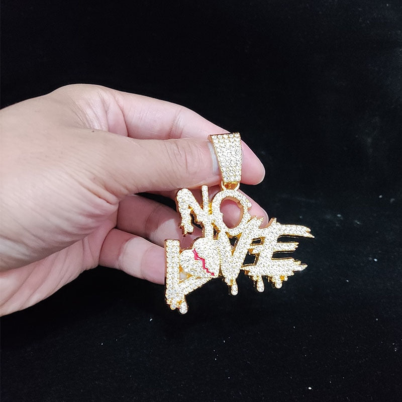 Goldener "No Love" Anhänger mit Strasssteinen, handgehalten, Schmuck, Hip-Hop-Stil.