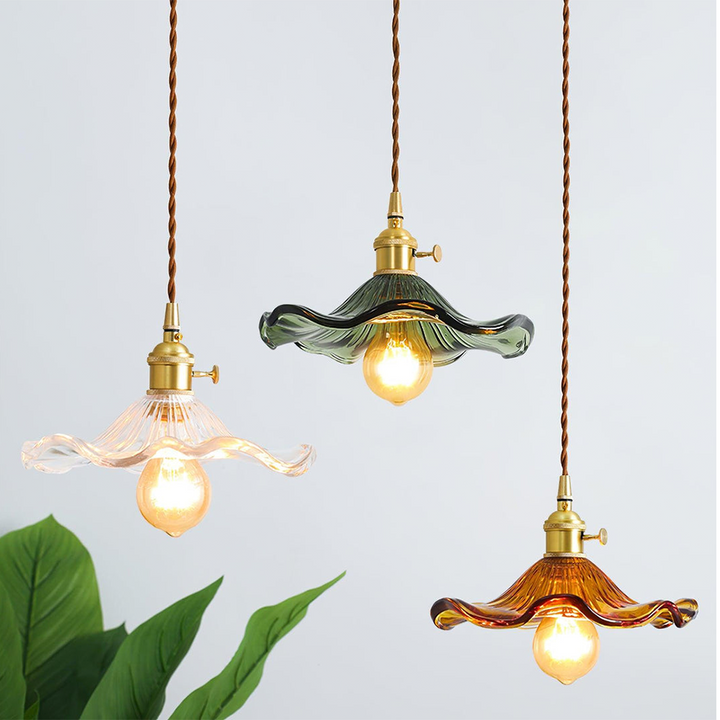Drei Vintage-Pendelleuchten aus Glas in Grün, Klar und Bernstein mit Edison-Glühbirnen.