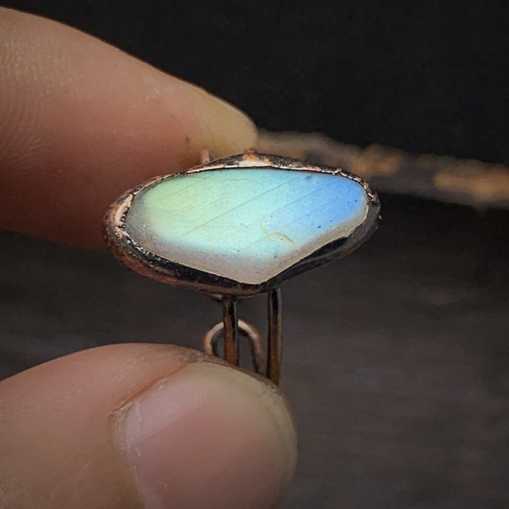 Handgefertigter Kupferring mit blauem Labradorit-Stein, einzigartiges Schmuckdesign.