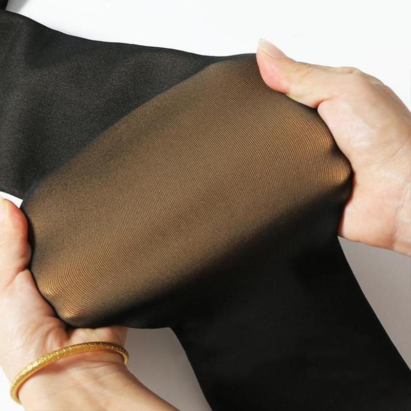 Hände dehnen schwarze, transparente Strumpfhose, elastisch, nahtlos, Damenmode.