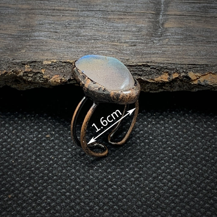 Ring mit ovalem Mondstein, 1,6 cm, handgefertigt, Vintage-Stil, Kupferfassung, Schmuck.