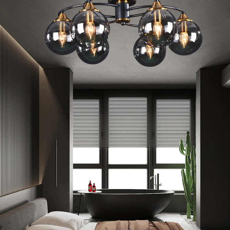 Moderne schwarze Deckenleuchte mit Glaslampenschirmen im eleganten Schlafzimmer-Design.