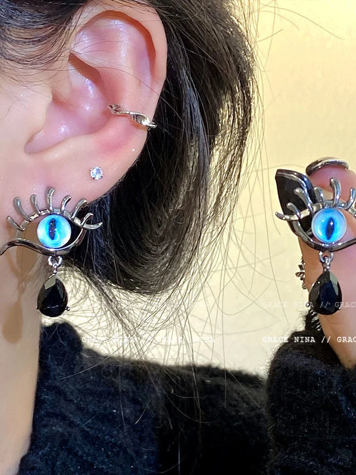 Ohrring mit blauem Auge und schwarzem Tropfenanhänger, modisches Accessoire, Damen-Schmuck.