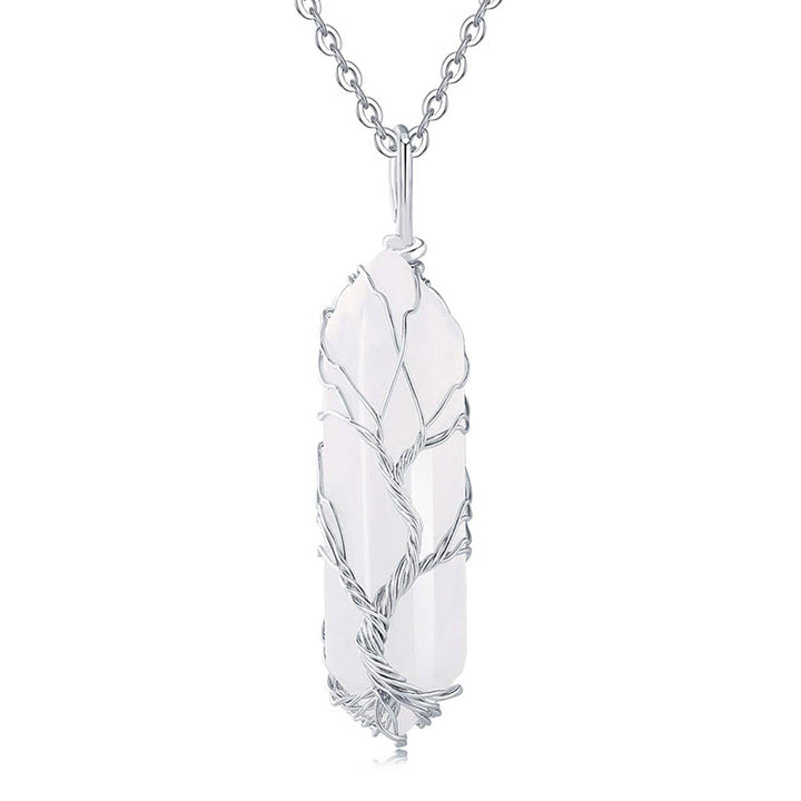 Silberkette mit weißem Kristallanhänger, filigranes Design, eleganter Schmuck für Damen.