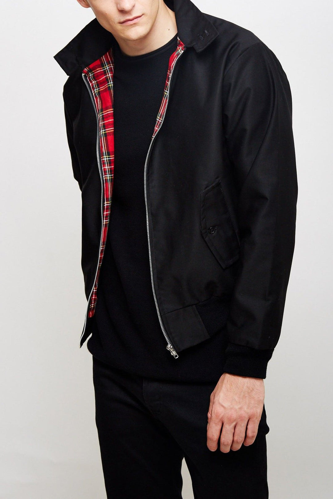 Schwarze Herrenjacke mit rotem Karofutter, Reißverschluss, lässiger Stil, Baumwolle.