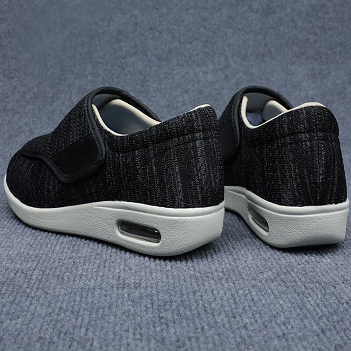 Schwarze Herren-Sneaker mit Klettverschluss, rutschfeste Sohle, bequem, atmungsaktiv.