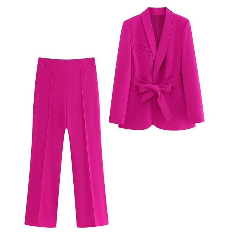 Rosa Damenanzug mit Blazer und Hose, elegantes Design, modische Damenbekleidung.
