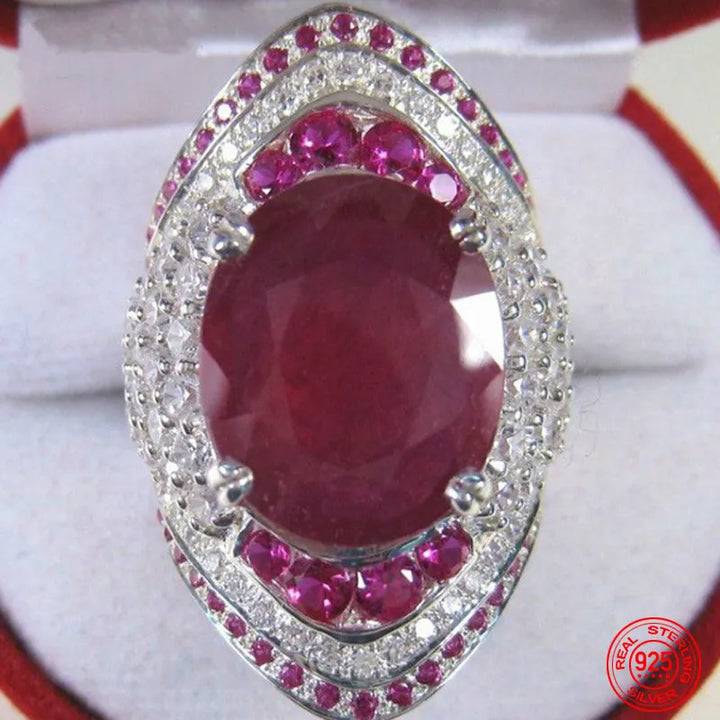 Silberring mit großem ovalem roten Rubin und kleinen Diamanten, eleganter Schmuck, Damenring.
