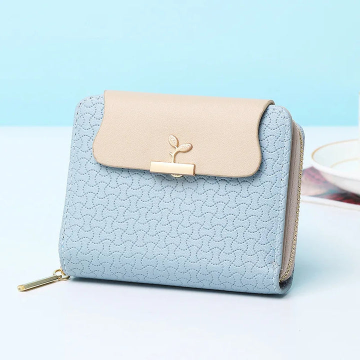 Blaue Damen-Geldbörse aus Leder mit beige Klappe, Reißverschluss, stilvolles Design.