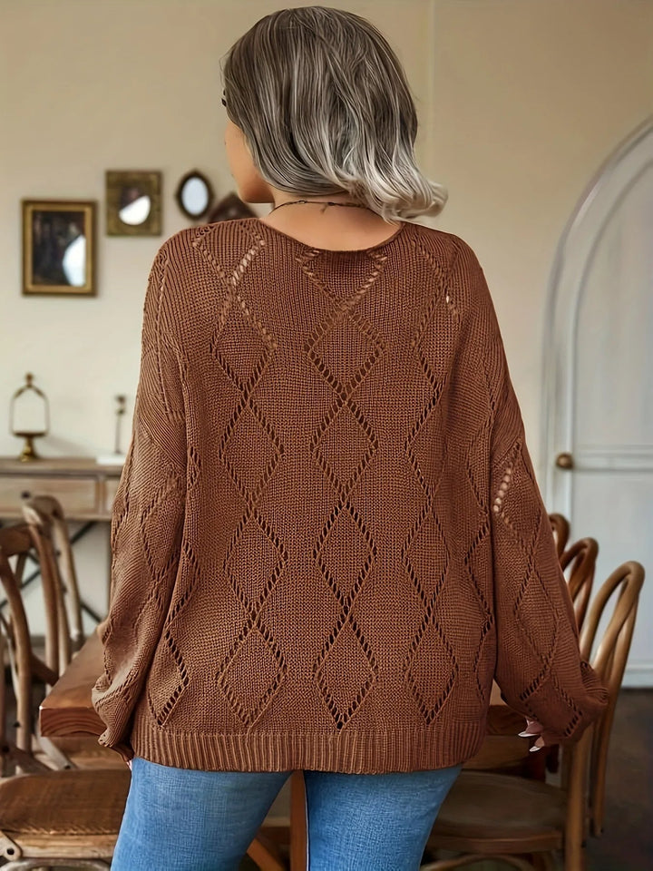 Frau in braunem Strickpullover mit Rautenmuster, sitzt in gemütlichem Esszimmer.