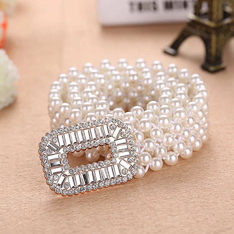 Perlengürtel mit Strassschnalle, weiß, elegant, modisches Accessoire, Damenmode.