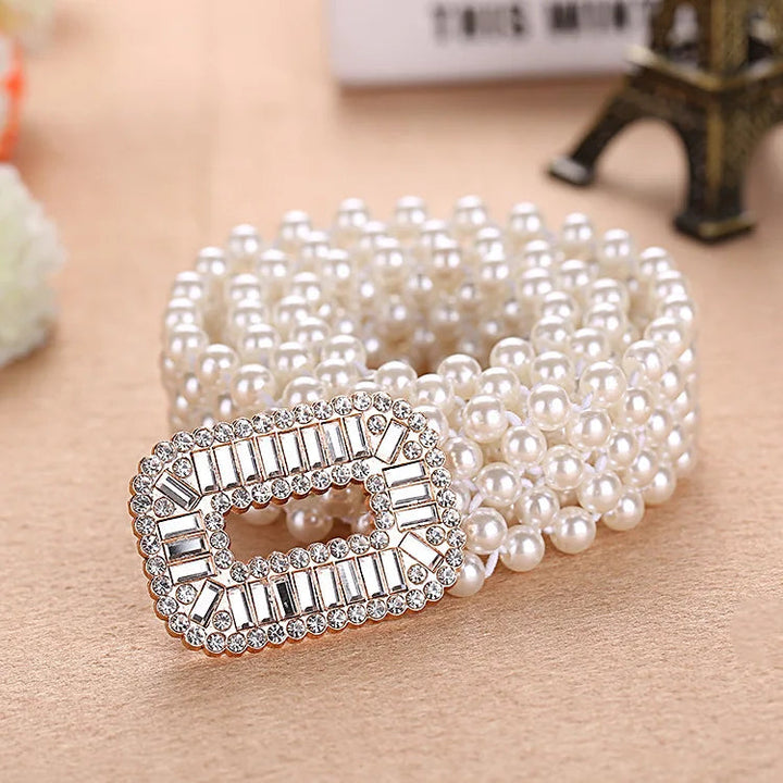 Perlengürtel mit Strassschnalle, weiß, elegant, modisches Accessoire, Damenmode.