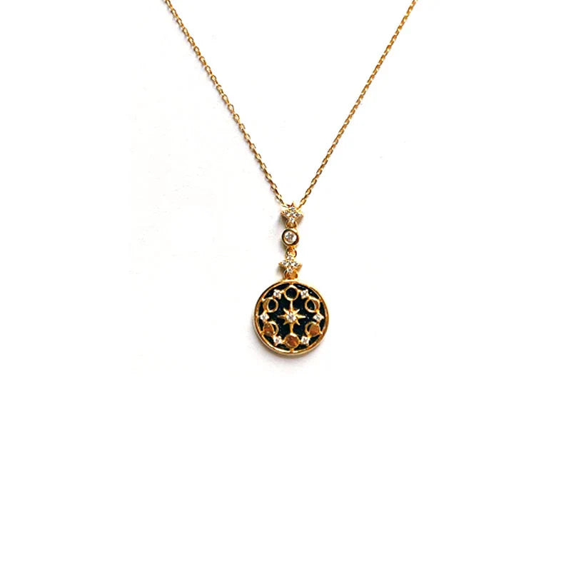 Goldene Halskette mit rundem Anhänger, filigranes Design, Damen-Schmuck, elegant, modisch.