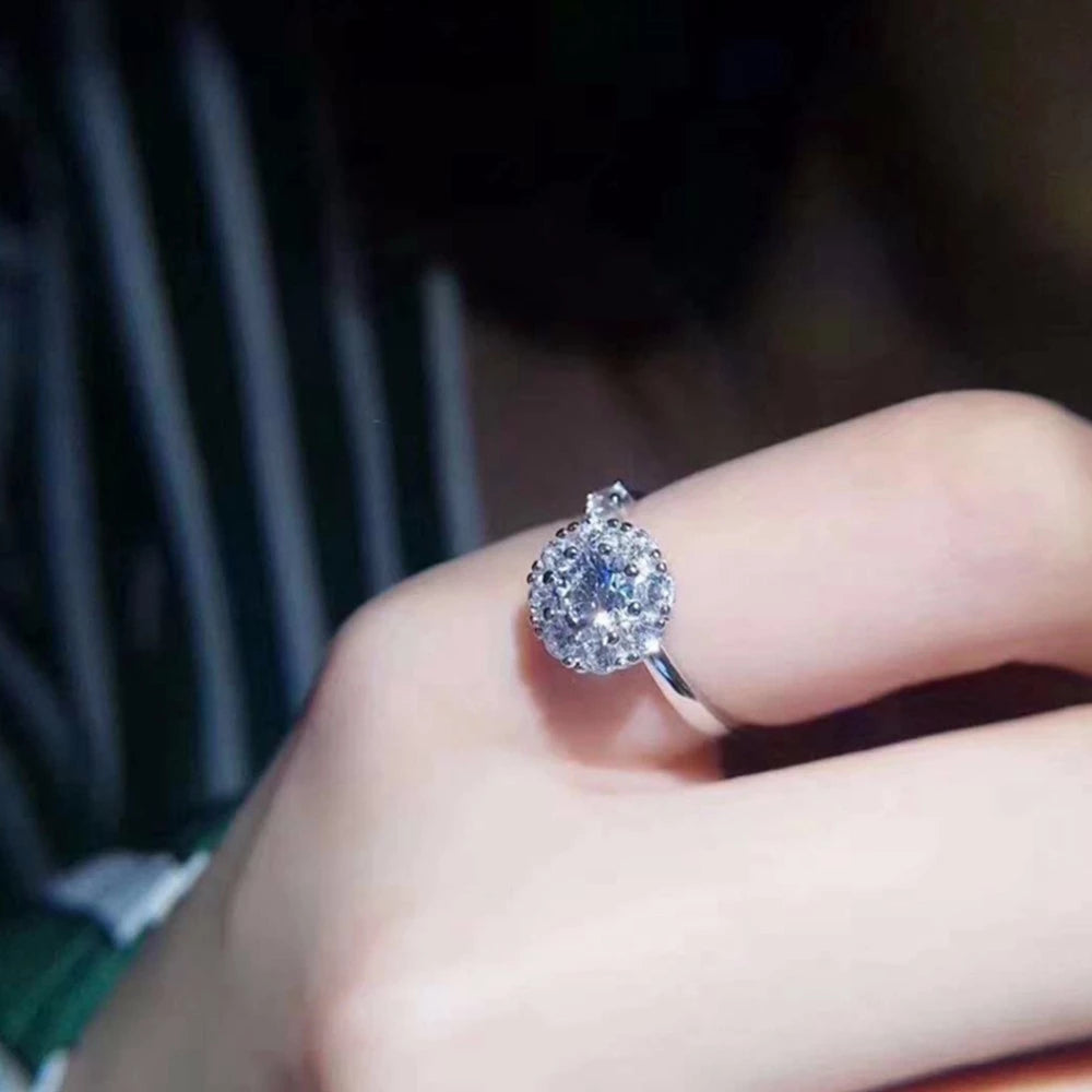 Silberring mit blauem Edelstein und Diamanten, eleganter Schmuck, Damenring, luxuriöses Design.