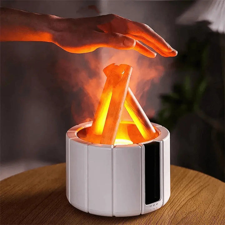 Hand über LED-Kamin, tragbarer elektrischer Tischkamin, weiß, modernes Design, stimmungsvolles Licht.