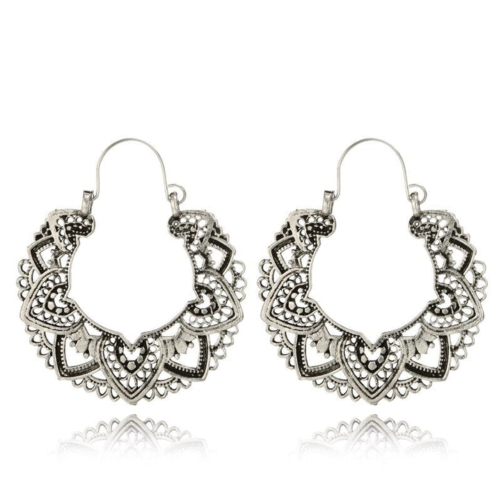Silberne Boho-Ohrringe, filigranes Design, Mandala-Muster, Damen-Schmuck, Vintage-Stil.