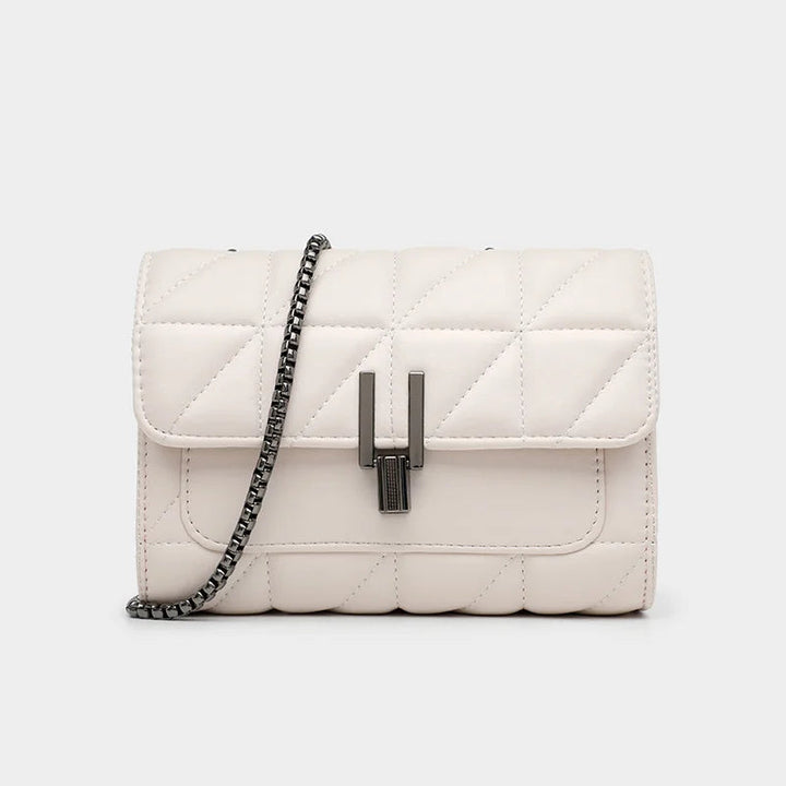 Weiße gesteppte Umhängetasche aus Leder mit Kettenriemen und Verschluss, modisches Accessoire.