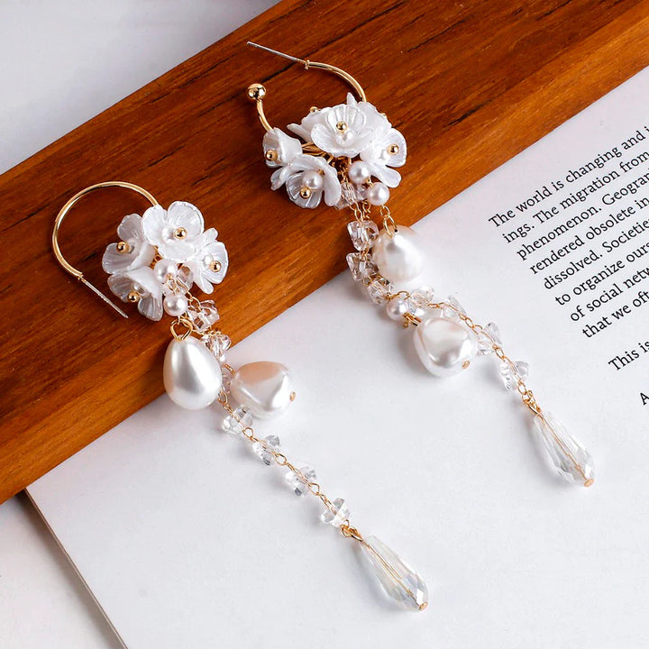 Weiße Blumenohrringe mit Perlen und Kristallen, hängend, elegant, Schmuck für Damen.