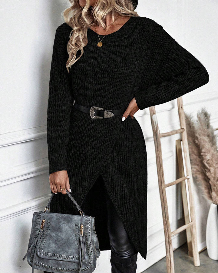 Frau in schwarzem Strickkleid mit Gürtel, graue Handtasche, modisch, elegant, Herbstmode.