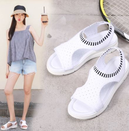 Weiße Damen-Sandalen, atmungsaktiv, sportlich, Sommermode, neben Frau mit Getränk.