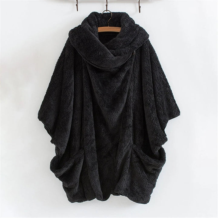 Schwarzer Fleece-Poncho mit Kapuze, kuschelig, warm, ideal für kalte Tage, modisch und bequem.