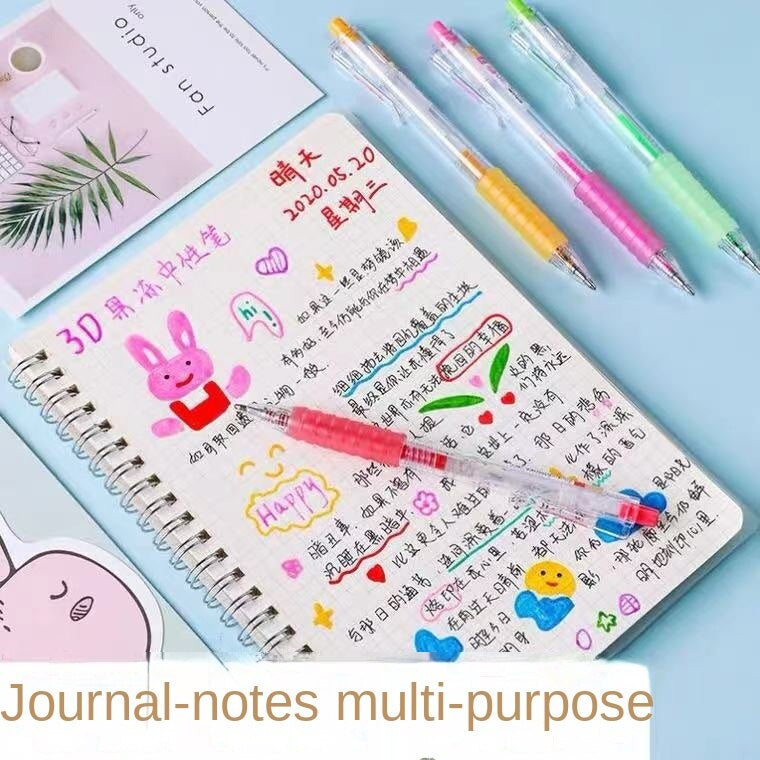 Spiral-Notizbuch mit bunten Stiften, Zeichnungen und chinesischen Schriftzeichen auf blauem Hintergrund.