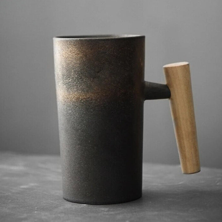Schwarze Keramiktasse mit Holzgriff, minimalistisches Design, moderne Kaffeetasse, stilvoll.
