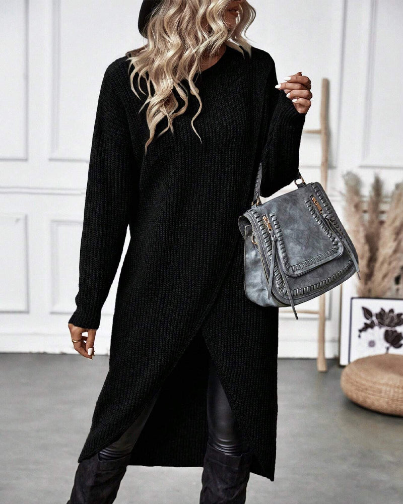 Frau in schwarzem Strickkleid mit grauer Tasche, modisch, elegant, Herbstmode, Innenraum.