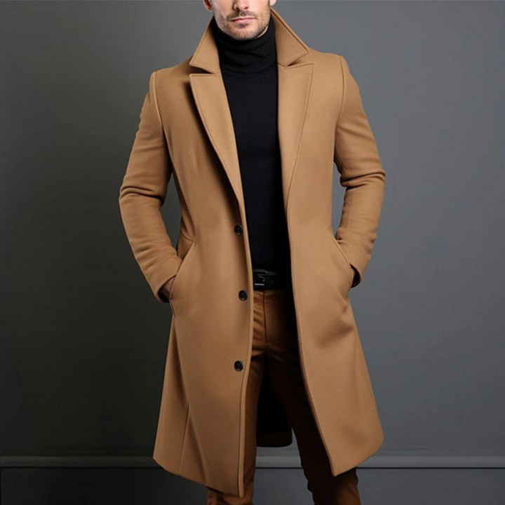 Velbloudí hnědý dlouhý kabát se třemi knoflíky a klopami, modelový záběr s černým rolákem a hnědými kalhotami. 2