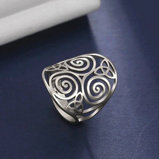 Silberring mit spiralförmigem Design, eleganter Schmuck, Damenring, modisches Accessoire.
