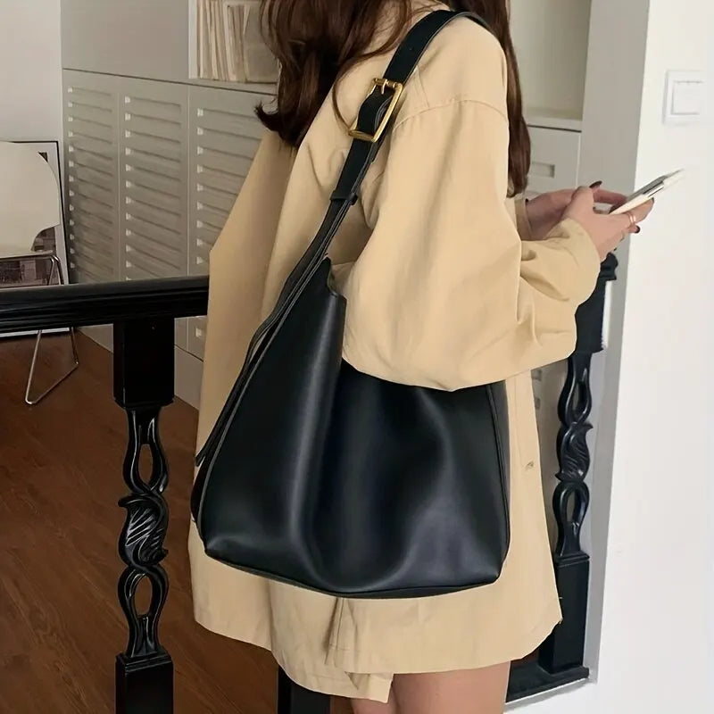 Frau mit schwarzer Ledertasche, beige Jacke, modernes Design, stilvoll, Accessoire, Mode.