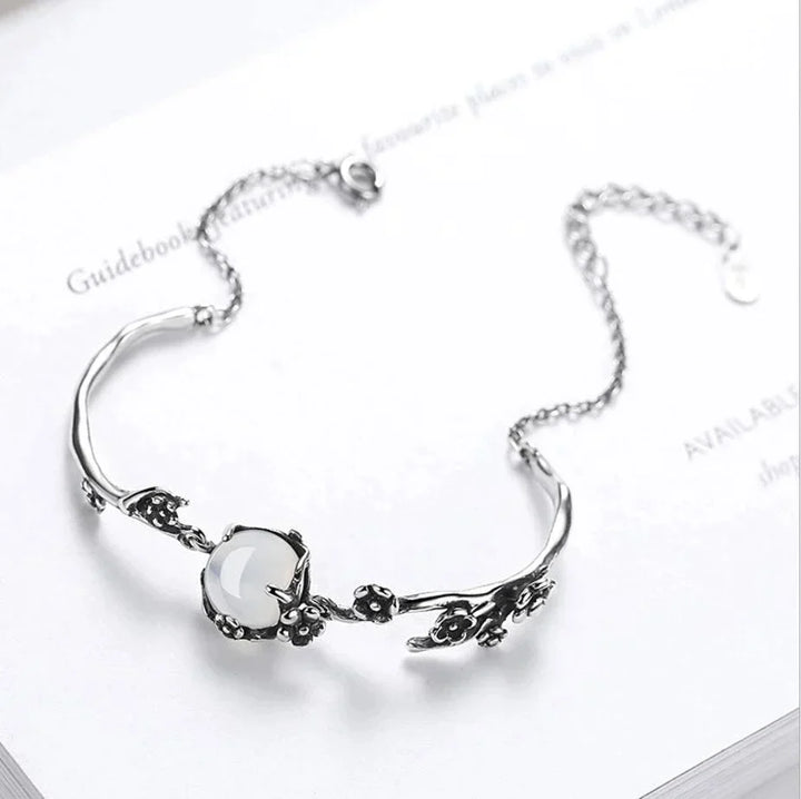 Silbernes Armband mit Kristall, florales Design, Damen-Schmuck, elegantes Accessoire.