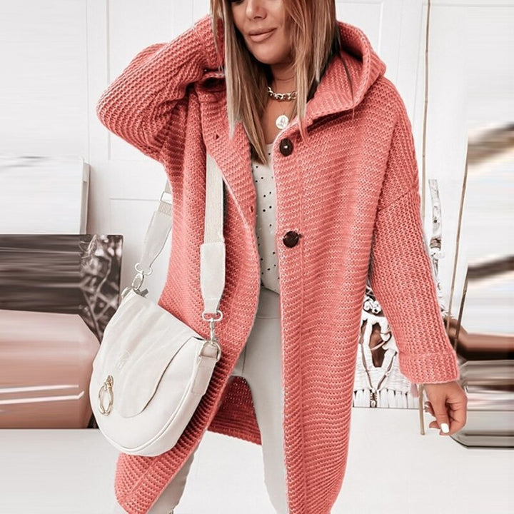 Frau in rosa Strickjacke mit Kapuze, weiße Umhängetasche, modisch, lässig, Herbstmode.