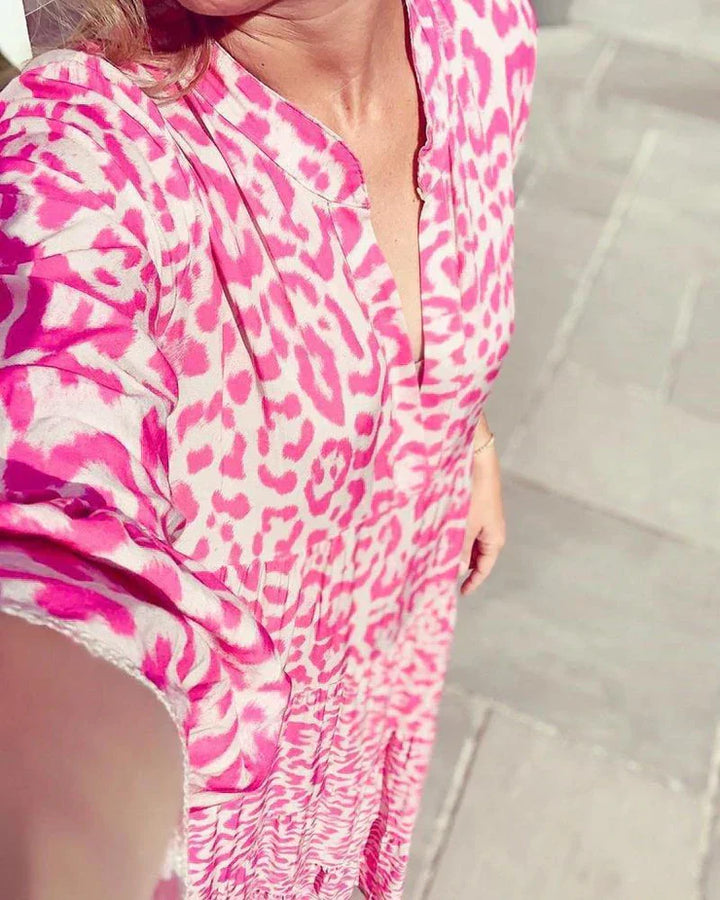 Frau in pinkem Leopardenmuster-Kleid, Sommermode, lässiger Stil, helle Farben.