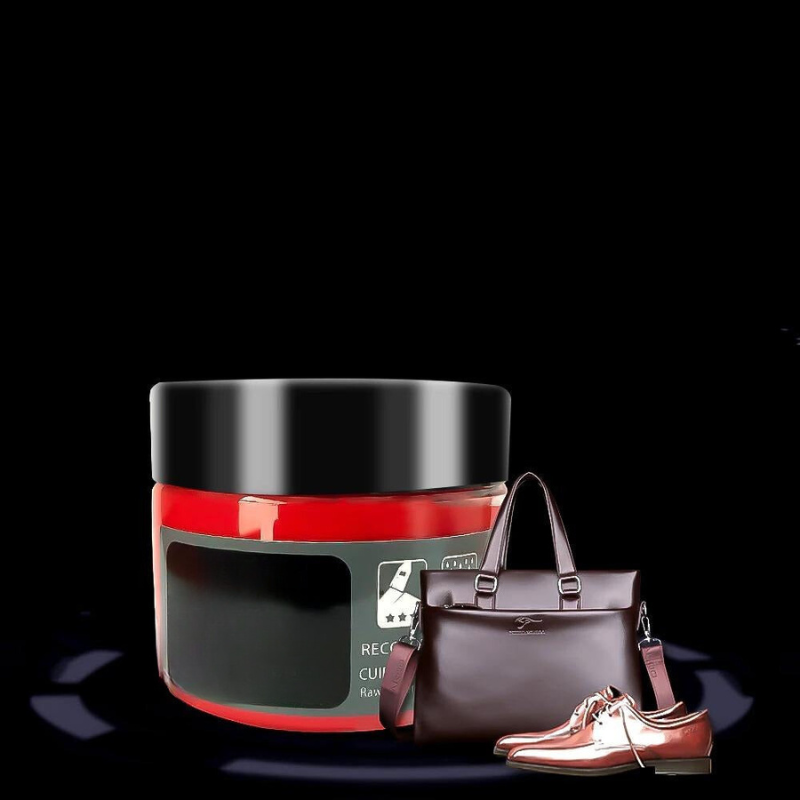 Rote Schuhcreme, braune Ledertasche und Lederschuhe auf schwarzem Hintergrund.