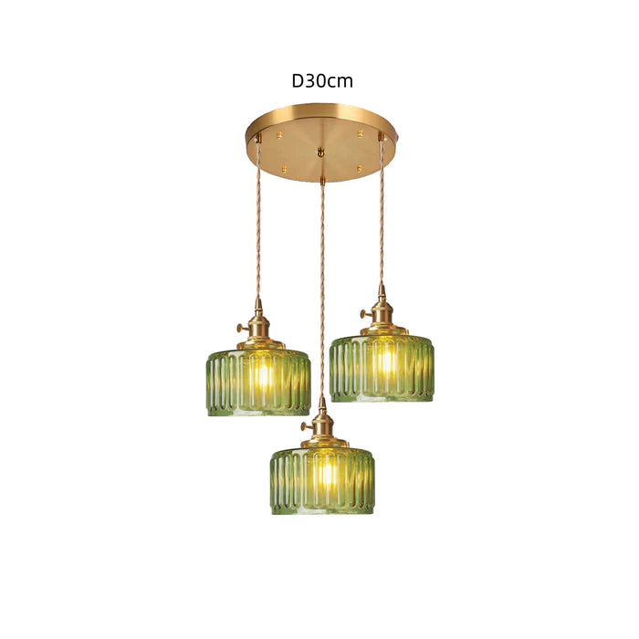 Dreiflammige Pendelleuchte, grüne Glaslampenschirme, goldene Halterung, Durchmesser 30cm.