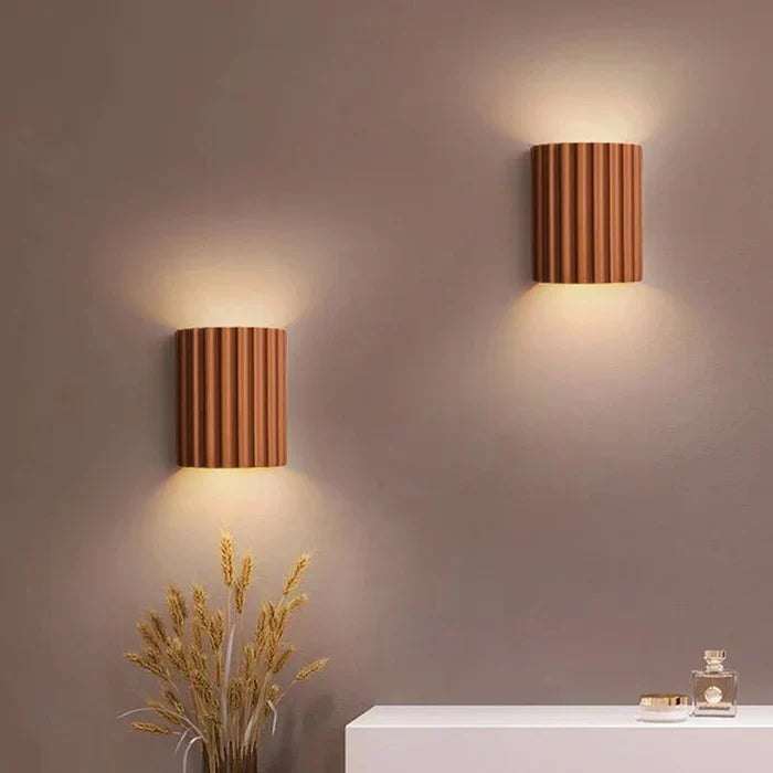 Zwei braune Wandleuchten aus Holz, modernes Design, beleuchten Wand, dekorative Beleuchtung.