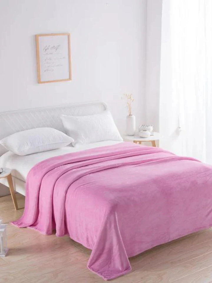 Rosa Fleecedecke auf weißem Bett, Schlafzimmer, gemütlich, weich, Dekoration, Tagesdecke.