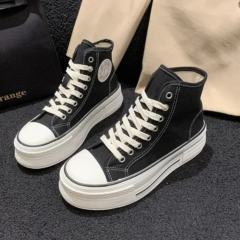 Schwarze High-Top-Sneaker mit weißer Sohle und Schnürsenkeln, Unisex, modisch, bequem.