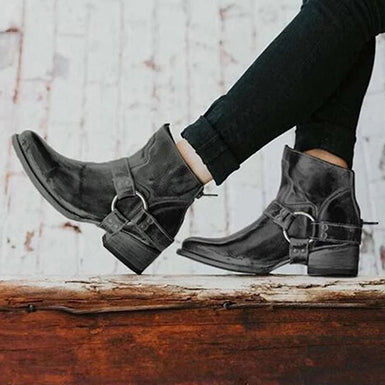 Schwarze Lederstiefeletten mit Schnallen, Damenmode, Herbstschuhe, lässiger Stil.