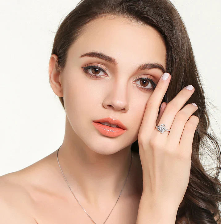 Frau mit silbernem Ring, elegantes Schmuckdesign, Nahaufnahme, Modeaccessoire, stilvoll.